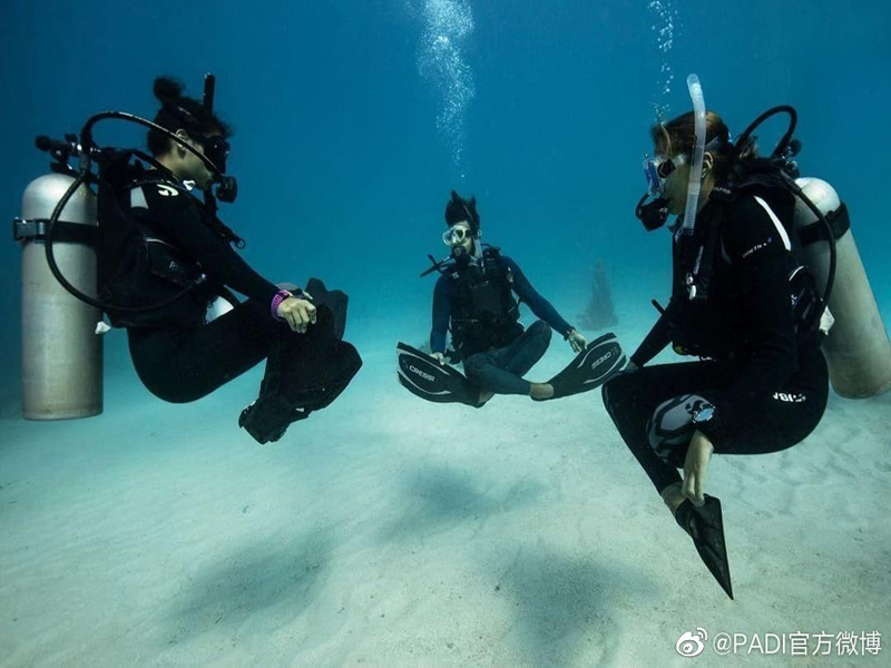 如何控制中性浮力？