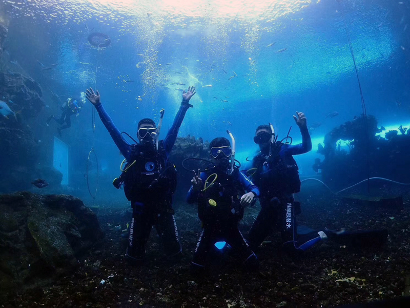 如何控制中性浮力？