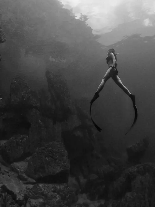 潛水拍照新姿勢(shì)，放下你的剪刀手，我們來(lái)這樣拍