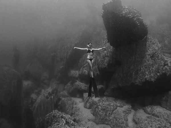 潛水拍照新姿勢(shì)，放下你的剪刀手，我們來(lái)這樣拍