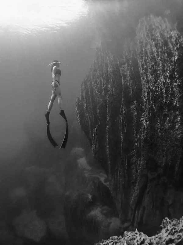 潛水拍照新姿勢(shì)，放下你的剪刀手，我們來(lái)這樣拍