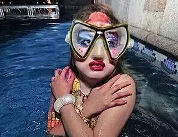 潛水拍照新姿勢(shì)，放下你的剪刀手，我們來(lái)這樣拍