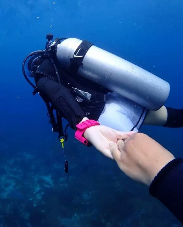 潛水拍照新姿勢(shì)，放下你的剪刀手，我們來(lái)這樣拍