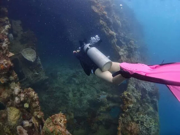 潛水拍照新姿勢(shì)，放下你的剪刀手，我們來(lái)這樣拍