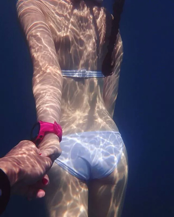 潛水拍照新姿勢(shì)，放下你的剪刀手，我們來(lái)這樣拍