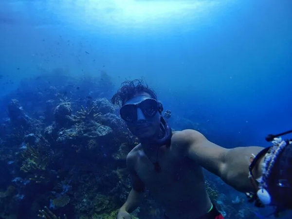 潛水拍照新姿勢(shì)，放下你的剪刀手，我們來(lái)這樣拍