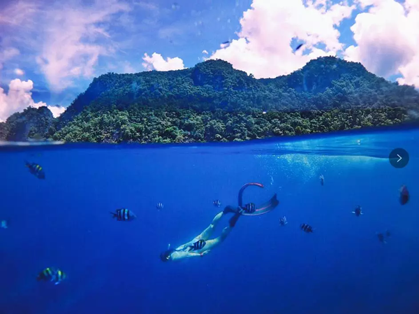 潛水拍照新姿勢(shì)，放下你的剪刀手，我們來(lái)這樣拍