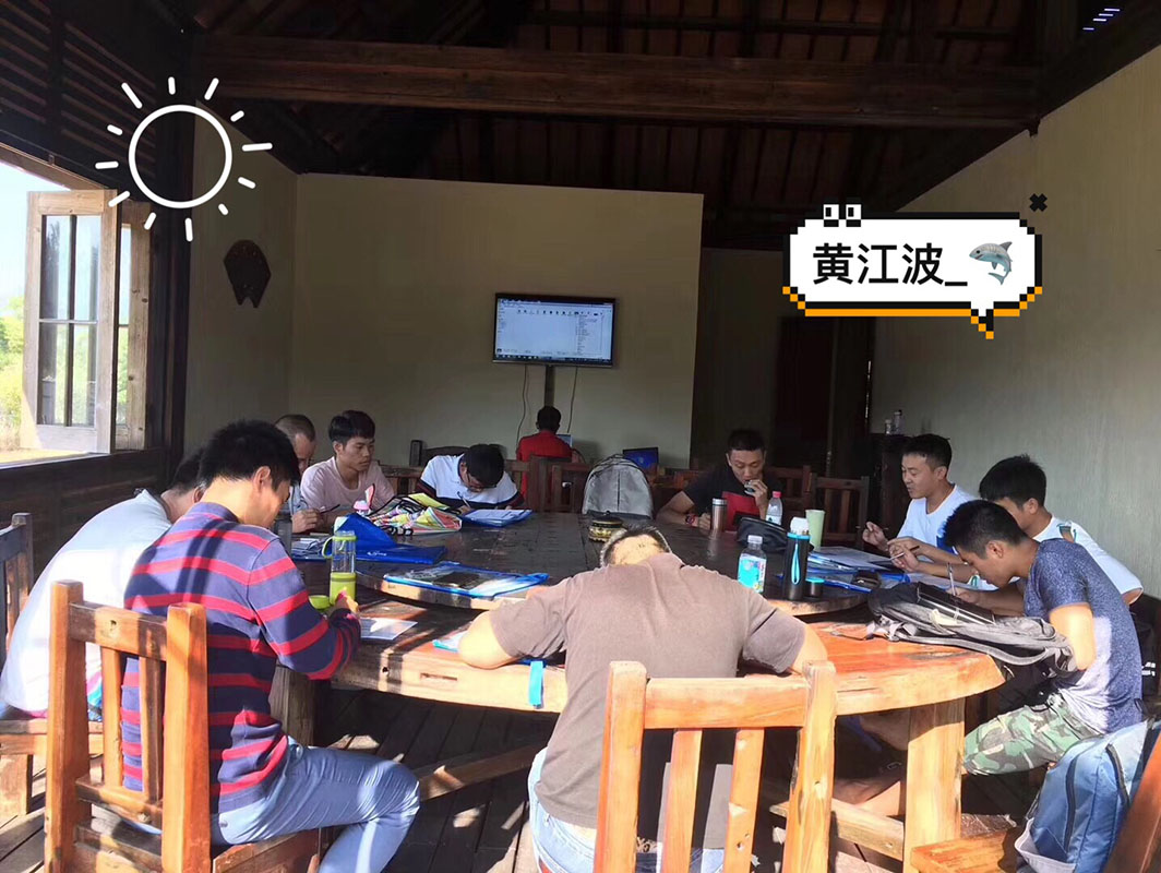 除了俯瞰大地的飛翔，還有潛入海底的翱翔。